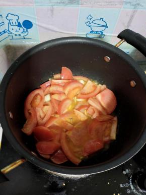 放入西红柿翻遍至软烂出汁儿！