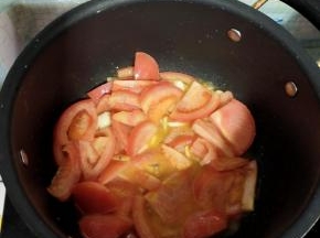 放入西红柿翻遍至软烂出汁儿！