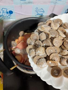 放入切好的撒尿牛肉丸！