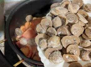 放入切好的撒尿牛肉丸！