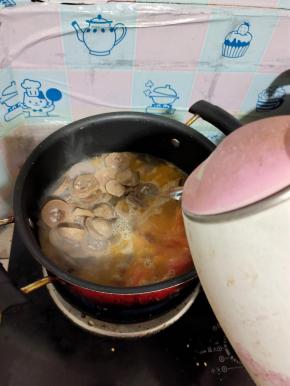 倒入适量的开水！