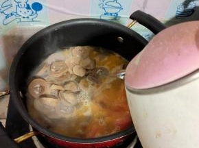 倒入适量的开水！