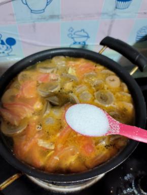 放入一勺盐调味！