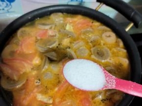 放入一勺盐调味！
