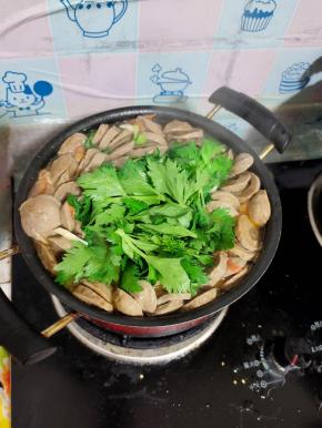 放入芹菜叶增香！