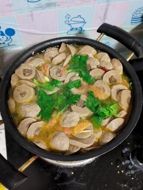 起锅前放入适量的鸡精调味即可！