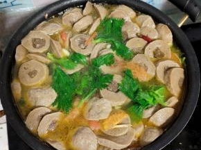 起锅前放入适量的鸡精调味即可！