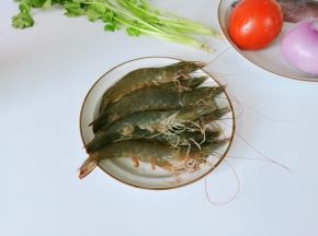 准备活蹦乱跳的新鲜对虾一份、番茄、洋葱、香菜，鱿鱼去软骨、去外衣再切圈 