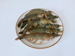 处理好的虾用清水清洗一遍，控干水分。