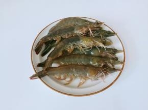 处理好的虾用清水清洗一遍，控干水分。