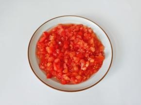 番茄切成小丁。