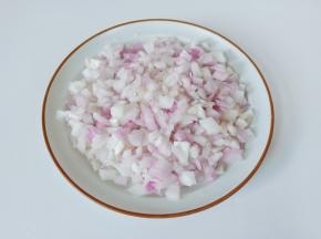 洋葱切成碎末【切洋葱的时候，嘴巴含一口水不辣眼睛。】