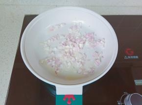 冷锅放油，油热后放入洋葱丁。