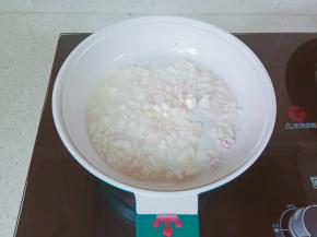 把洋葱丁炒香。