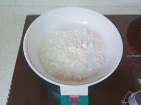 把洋葱丁炒香。