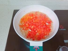 再下番茄丁炒出汤汁。