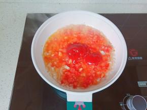 加番茄酱翻炒均匀。