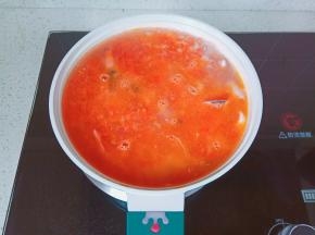 放入对虾、鱿鱼圈煮熟。