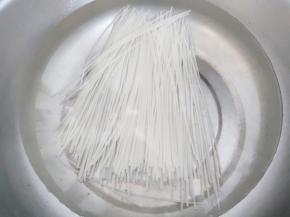 干米粉提前浸泡过夜，至少也要4小时以上，泡软。