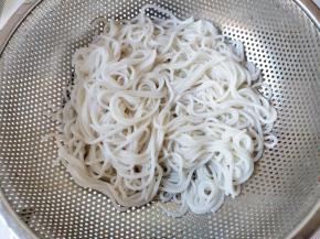 煮好的米粉捞起，用自来水冲洗，一是洗去米糊，二是降温，然后晾干水。