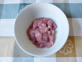 瘦肉（1两多点）切成丝，加1克盐，1汤匙料酒，1汤匙油，抓揉均匀，腌制10分钟。这样肉丝炒起来嫩。