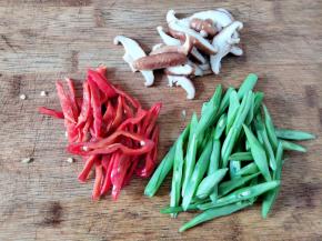 四季豆、香菇和辣椒洗干净切成丝。