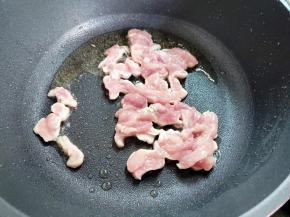 锅内放少量油，下肉丝炒至变色就赶紧盛起。