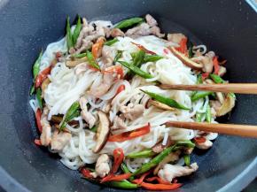 将前面炒好的肉丝和四季豆香菇辣椒这些倒入。