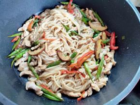 加入生抽和盐调味，可以尝一下咸淡，翻炒拌匀就可以了。