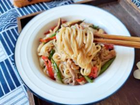 米粉炒好了，咸香Q弹，好吃。