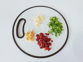 香菜、姜、蒜、干辣椒切小段备用。