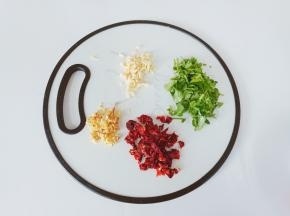 香菜、姜、蒜、干辣椒切小段备用。