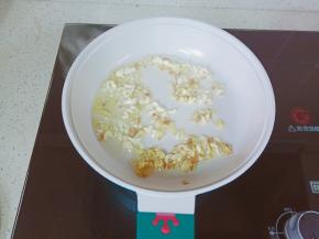 热锅凉油小火下生姜蒜炒香。