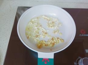 热锅凉油小火下生姜蒜炒香。