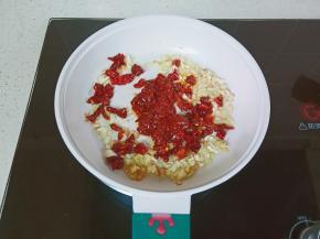 加干辣椒段与辣椒酱。