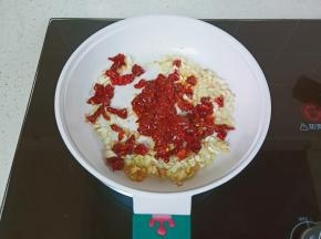 加干辣椒段与辣椒酱。