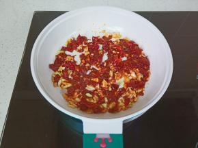 小火炒出香味。