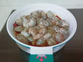 加入清洗好的花蛤。