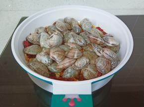 加入清洗好的花蛤。