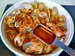 待花蛤一个个都张口，加料酒或者啤酒去腥。