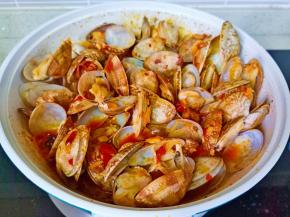 大火爆炒，让花蛤把料汁吸收入味。