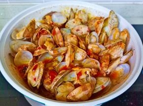 大火爆炒，让花蛤把料汁吸收入味。