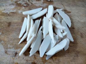 芋头削皮，洗干净，切成三四毫米厚的月牙片，或者直接切横片也行，随意，但厚薄尽量均匀一致。