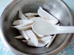 芋头片滤下水，装入一个大碗中，加入1汤匙玉米油。