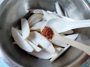 加大半小勺的辣椒粉。