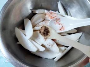 加半小勺的五香粉。