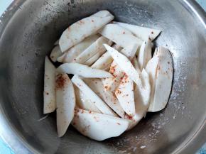 将各种调料拌匀。