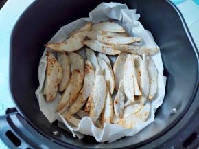 到时间后，取出炸篮，将芋头片一一翻个面，再烤5分钟。