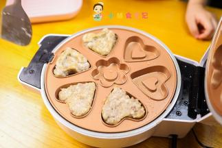 如果肉饼比较厚的话可以加一点点水多煮几下，不然一直干煎会糊的