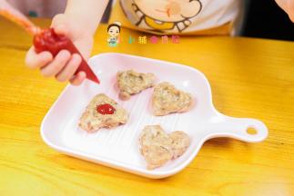 最后挤一点番茄酱调味，一岁内有那种纯番茄酱的可以吃，有盐糖的番茄酱不能给一岁以内的宝宝吃哦